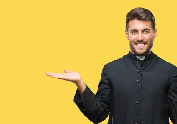 Joven Sacerdote Cristiano Católico Sobre Fondo Aislado Sonriente Alegre Presentando — Foto de Stock