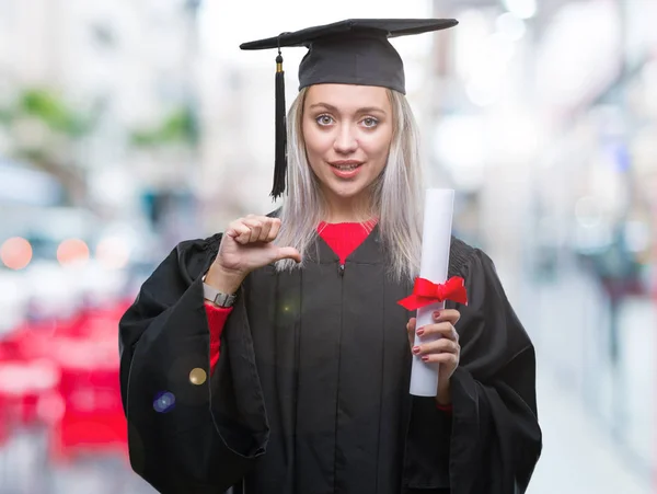 Mujer Rubia Joven Con Uniforme Graduado Sosteniendo Grado Sobre Fondo — Foto de Stock