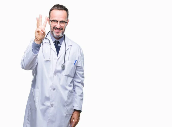 中年老年医生男子穿着医疗制服孤立的背景显示和手指第三 同时微笑着自信和快乐 — 图库照片