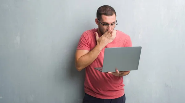 Young Caucasian Man Grey Grunge Wall Using Computer Laptop Cover — Stock Photo, Image