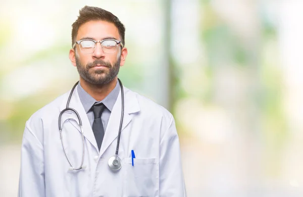 Homem Médico Hispânico Adulto Sobre Fundo Isolado Com Expressão Séria — Fotografia de Stock