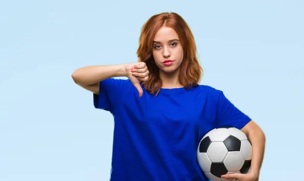 Молодая Красивая Женщина Изолированном Фоне Держа Футбольный Мяч Сердитым Лицом — стоковое фото