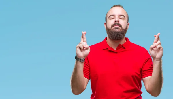 Jonge Kaukasische Hipster Man Dragen Rode Shirt Geïsoleerde Achtergrond Glimlachend — Stockfoto