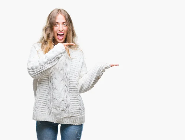 Mulher Loira Bonita Vestindo Camisola Inverno Sobre Fundo Isolado Espantado — Fotografia de Stock