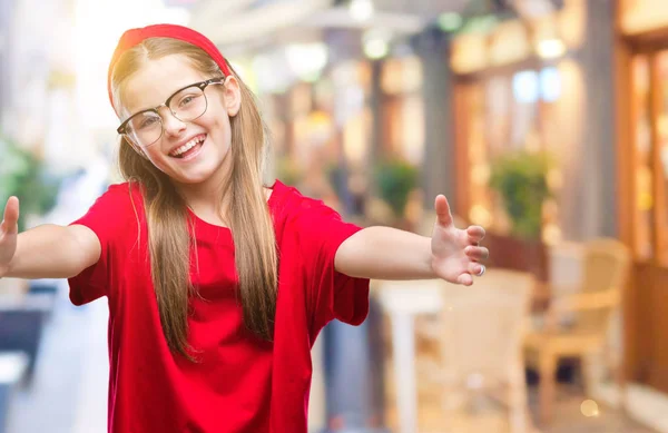 Joven Chica Hermosa Con Gafas Sobre Fondo Aislado Mirando Cámara — Foto de Stock
