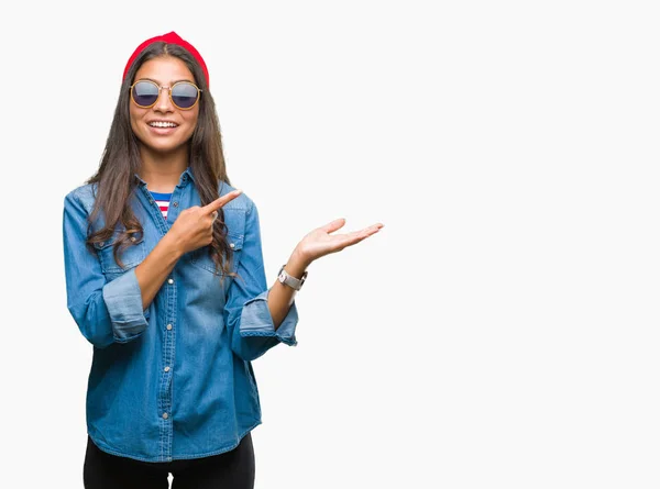 Junge Schöne Arabische Frau Mit Sonnenbrille Über Isoliertem Hintergrund Erstaunt — Stockfoto