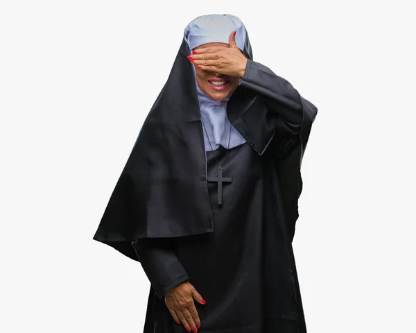 Monja Católica Cristiana Mayor Mediana Edad Sobre Fondo Aislado Sonriendo — Foto de Stock