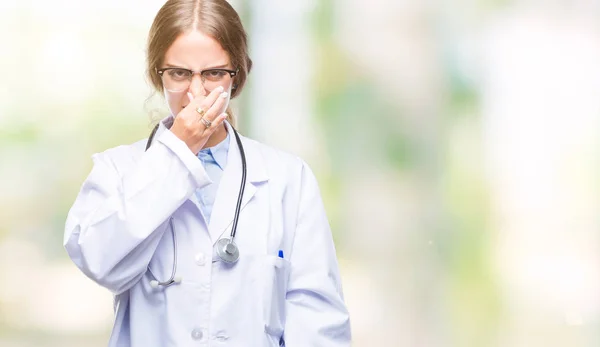 Mooie Jonge Blonde Dokter Vrouw Medische Uniform Dragen Geïsoleerde Achtergrond — Stockfoto