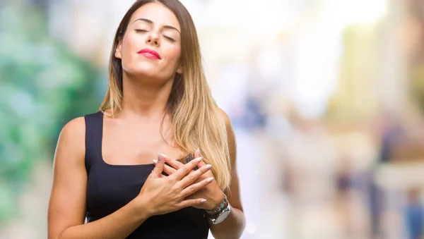 Joven Mujer Hermosa Sobre Fondo Aislado Sonriendo Con Las Manos —  Fotos de Stock