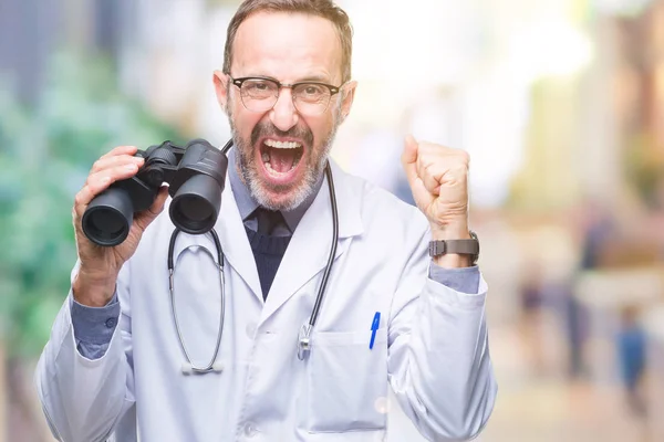 Mezza Età Anziano Hoary Medico Uomo Guardando Attraverso Binocolo Isolato — Foto Stock