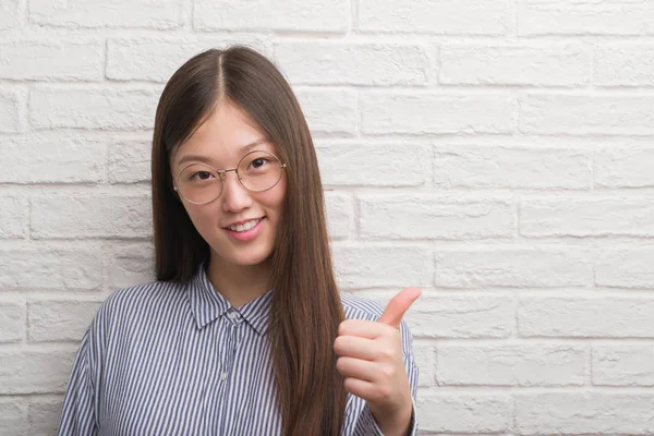 Jeune Femme Affaires Chinoise Sur Mur Briques Heureux Avec Grand — Photo