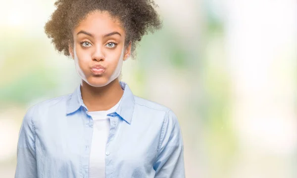 Jovem Afro Americana Sobre Fundo Isolado Soprando Bochechas Com Rosto — Fotografia de Stock