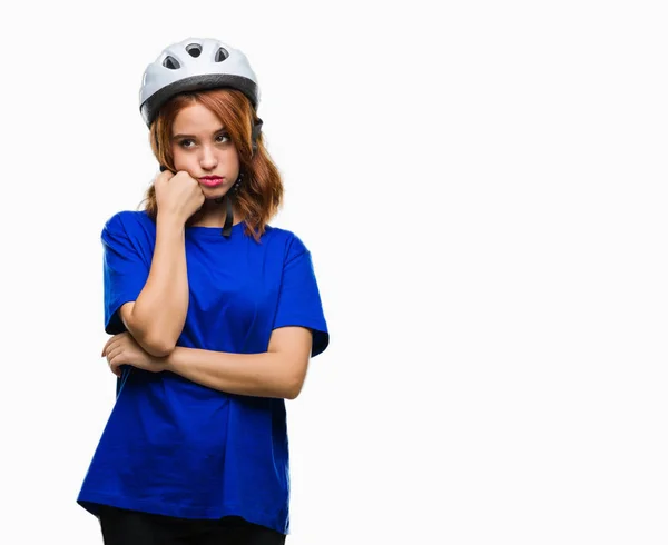 Jovem Mulher Bonita Vestindo Capacete Ciclista Sobre Fundo Isolado Pensando — Fotografia de Stock