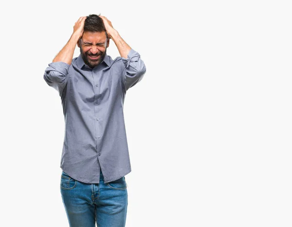 成年西班牙裔男子在孤立的背景下患有头痛绝望和压力 因为疼痛和偏头痛 手在头上 — 图库照片