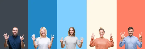 随意的年轻人在五颜六色的条纹拼贴孤立的背景显示和指向用手指 同时微笑着自信和快乐 — 图库照片