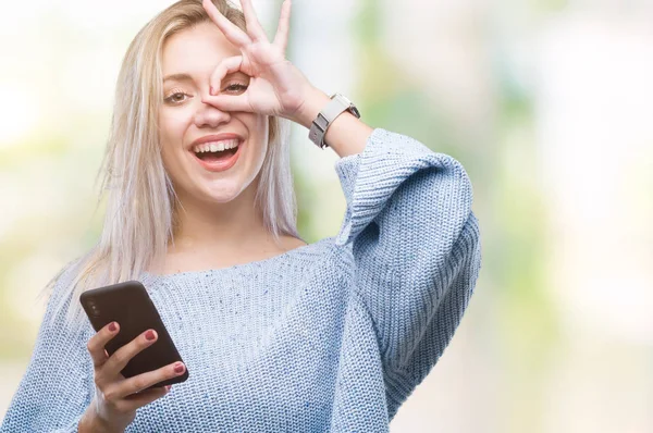 Giovane Donna Bionda Sms Invio Messaggi Utilizzando Smartphone Sfondo Isolato — Foto Stock