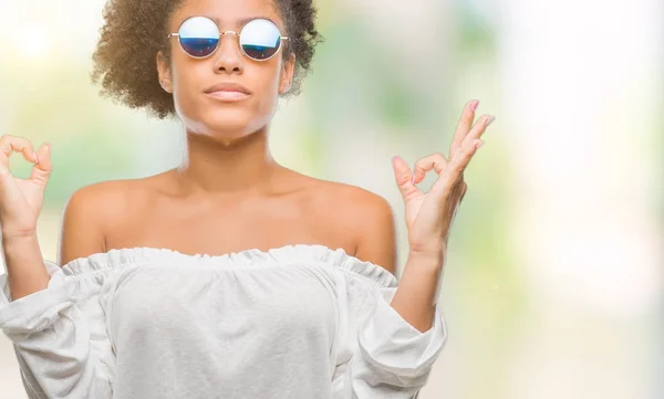 Mujer Afroamericana Joven Con Gafas Sol Sobre Fondo Aislado Relajarse — Foto de Stock