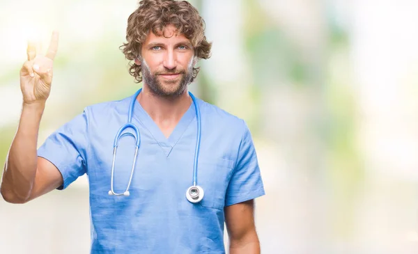 Bonito Cirurgião Hispânico Homem Médico Sobre Fundo Isolado Mostrando Apontando — Fotografia de Stock