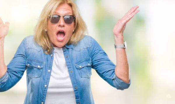 Mujer Rubia Mediana Edad Con Gafas Sol Sobre Fondo Aislado — Foto de Stock