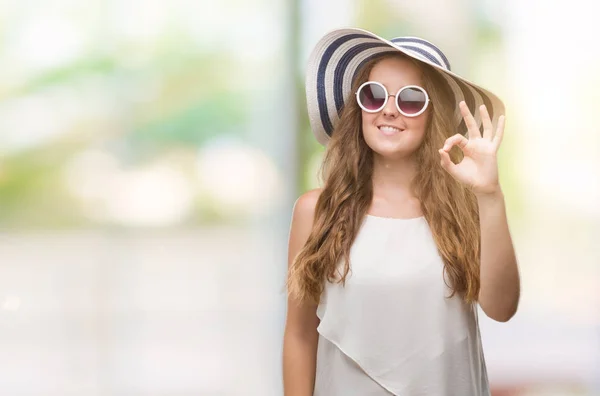 Unga Blonda Kvinnan Bär Solglasögon Och Sommar Hatt Gör Tecken — Stockfoto