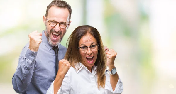 中年西班牙夫妇在爱戴眼镜在孤立的背景非常高兴和兴奋做优胜者手势举起双臂 微笑着 尖叫着要成功 庆祝理念 — 图库照片