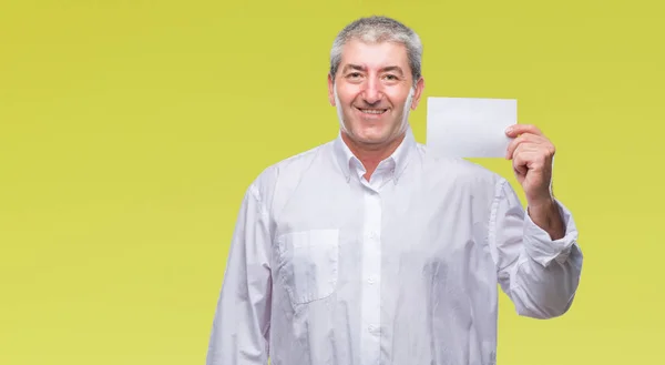 Bonito Homem Sênior Segurando Cartão Branco Sobre Fundo Isolado Com — Fotografia de Stock