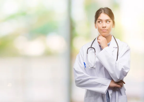 Joven Doctora Hispana Cara Seria Pensando Pregunta Idea Muy Confusa — Foto de Stock
