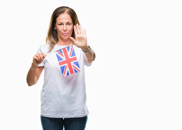 Mulher Hispânica Meia Idade Segurando Bandeira Reino Unido Sobre Fundo — Fotografia de Stock