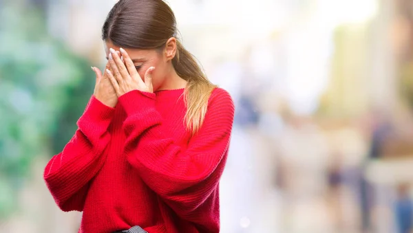 年轻美丽的女商人穿着冬天的毛衣在孤立的背景与悲伤的表情覆盖着脸与手 而哭泣 抑郁症的概念 — 图库照片