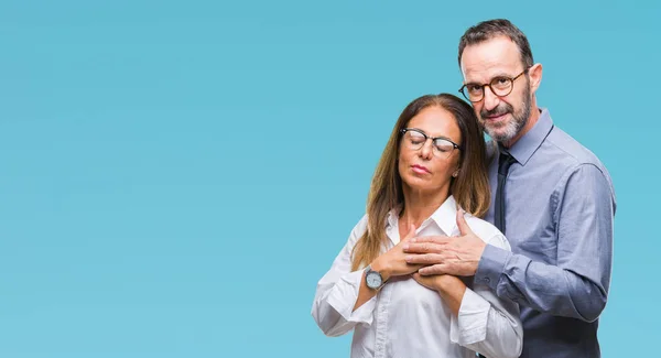 Middelbare Leeftijd Hispanic Verliefde Bril Geïsoleerde Achtergrond Glimlachend Met Paar — Stockfoto