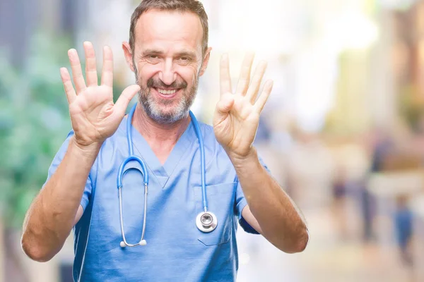 Mezza Età Hoary Anziano Medico Uomo Indossa Uniforme Medica Sfondo — Foto Stock