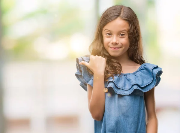 Brünettes Hispanisches Mädchen Jeanskleid Das Nach Oben Zeigt Und Mit — Stockfoto