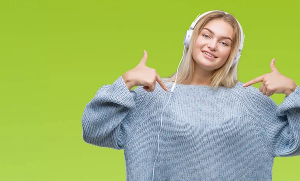 Jovem Caucasiana Ouvindo Música Usando Fones Ouvido Sobre Fundo Isolado — Fotografia de Stock