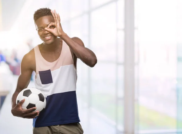 Joven Afroamericano Hombre Sosteniendo Pelota Fútbol Con Cara Feliz Sonriendo — Foto de Stock