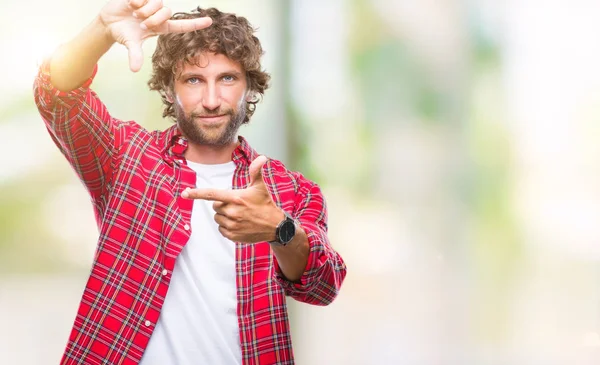 Bonito Homem Modelo Hispânico Sobre Fundo Isolado Sorrindo Fazendo Quadro — Fotografia de Stock