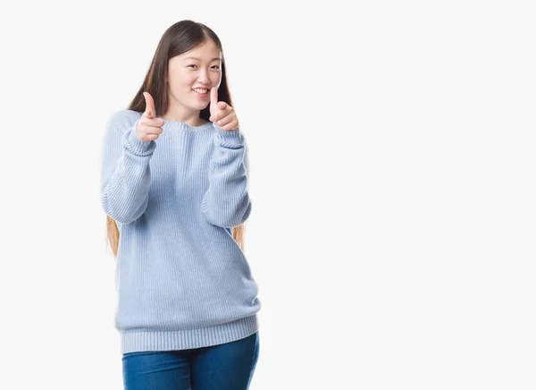 Joven Mujer China Sobre Fondo Aislado Señalando Los Dedos Cámara — Foto de Stock