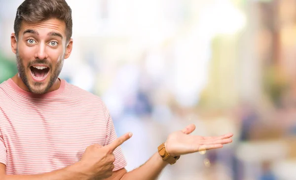 Jovem Homem Bonito Sobre Fundo Isolado Espantado Sorrindo Para Câmera — Fotografia de Stock