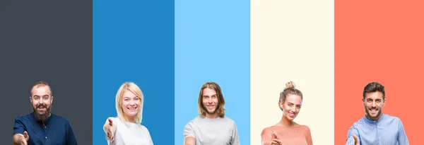 콜라주의 다채로운 줄무늬 캐주얼 사람들이 환영으로 성공적인 비즈니스 — 스톡 사진