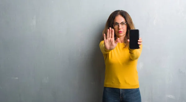 Średnim Wieku Hiszpanin Kobieta Wyświetlone Smarphone Ekranu Otwartej Dłoni Robi — Zdjęcie stockowe