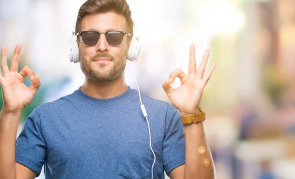 Jovem Homem Bonito Usando Fones Ouvido Ouvindo Música Sobre Fundo — Fotografia de Stock