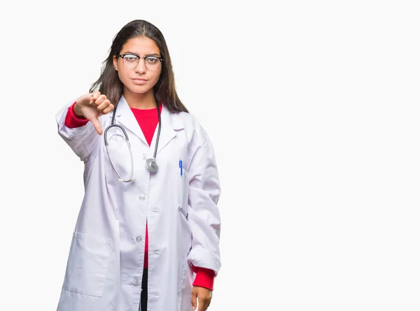 Jeune Femme Médecin Arabe Sur Fond Isolé Regardant Malheureux Colère — Photo