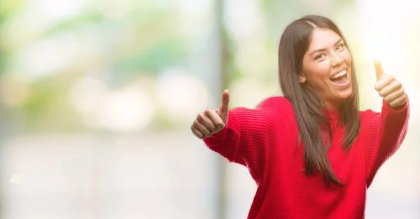 Jovem Bela Hispânica Vestindo Camisola Vermelha Aprovando Fazer Gesto Positivo — Fotografia de Stock