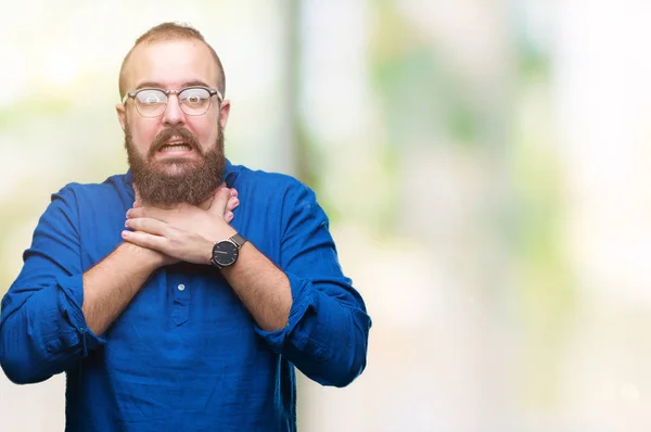 Joven Hombre Hipster Caucásico Con Gafas Sobre Fondo Aislado Gritando —  Fotos de Stock