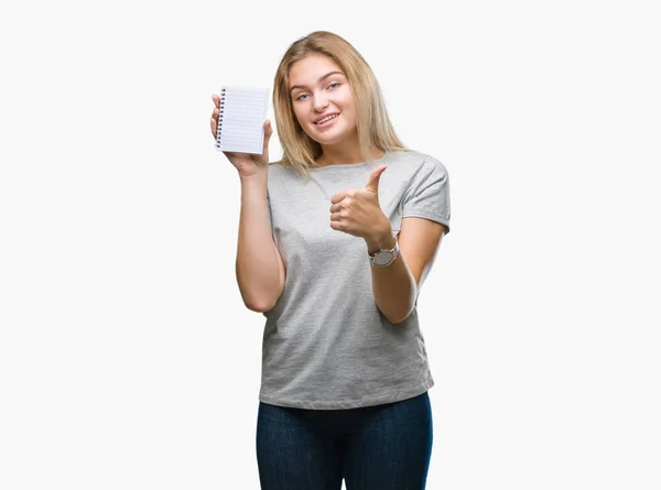 Mulher Branca Jovem Segurando Notebook Branco Sobre Fundo Isolado Feliz — Fotografia de Stock