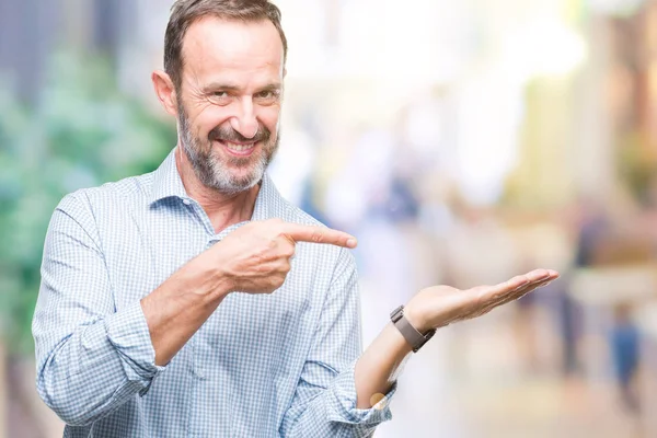 Middelbare Leeftijd Hoary Senior Zakenman Geïsoleerde Achtergrond Verbaasd Lachend Naar — Stockfoto