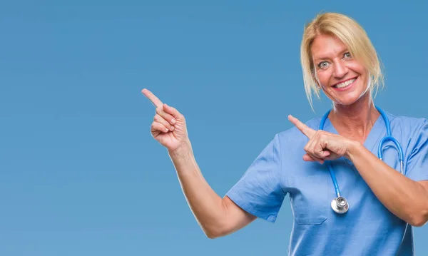 Medelålders Blond Sjuksköterska Kirurg Läkare Kvinna Över Isolerade Bakgrund Leende — Stockfoto