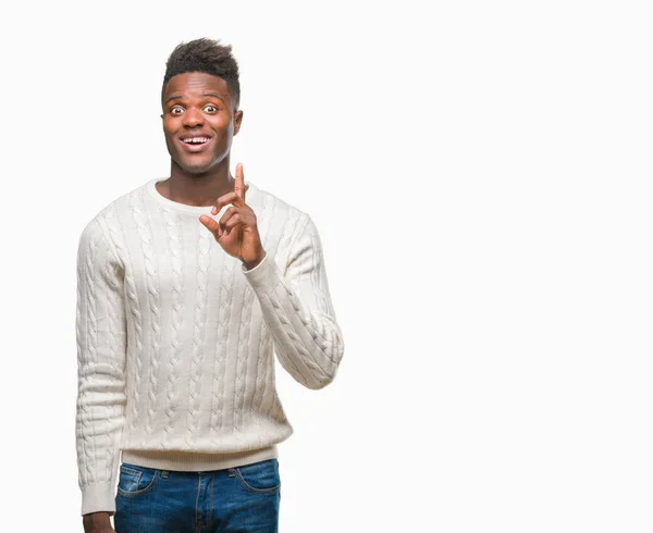 Молодой Африканский Американец Изолированном Фоне Указывает Пальцем Успешную Идею Взволнован — стоковое фото