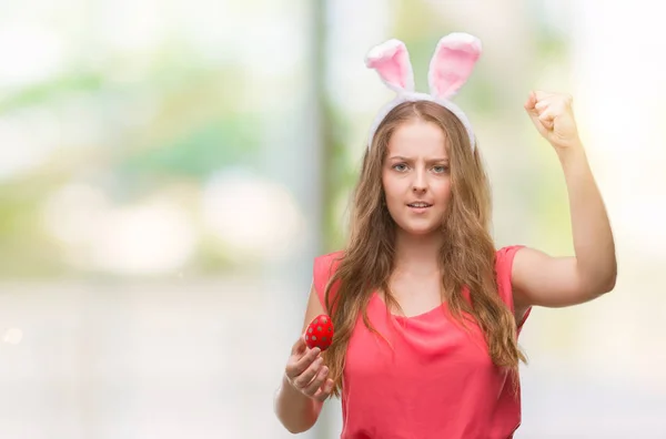 Jonge Blonde Vrouw Dragen Easter Bunny Oren Boos Gefrustreerd Schreeuwen — Stockfoto