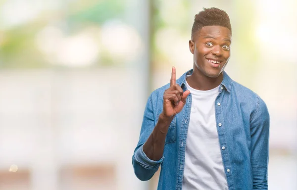 Unga Afroamerikanska Mannen Över Isolerade Bakgrund Pekar Finger Med Lyckad — Stockfoto