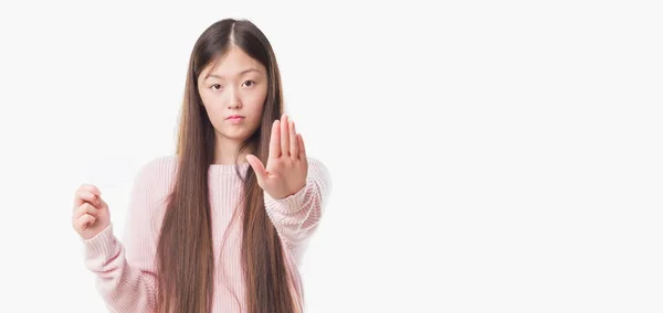 Joven Mujer China Sobre Fondo Aislado Sosteniendo Tarjeta Visita Con — Foto de Stock